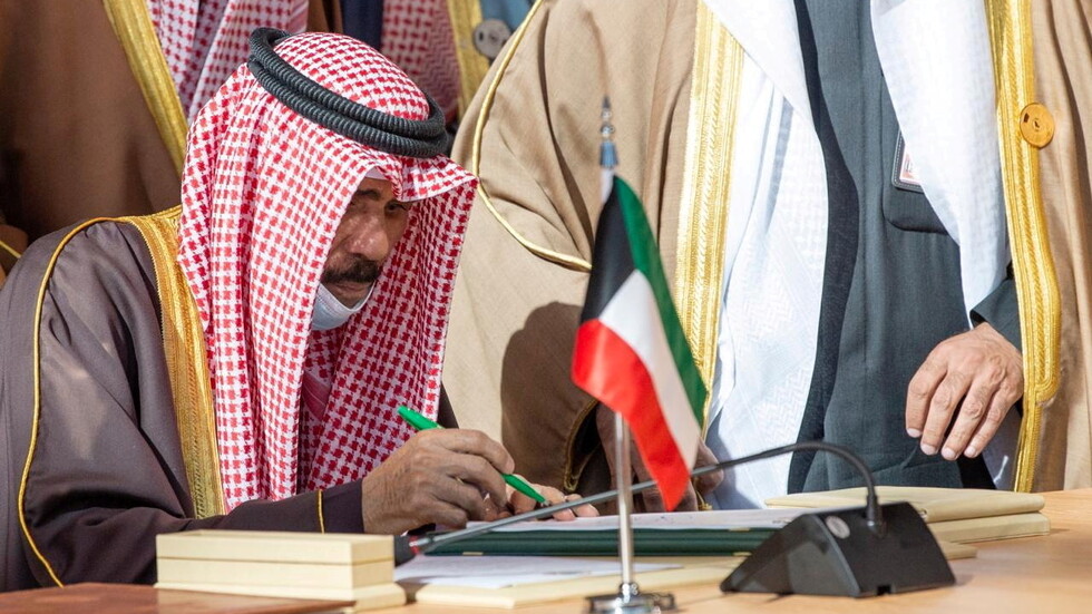 أمير الكويت يوجه رسالة مقتضبة بعد اجتماع مع ولي العهد ورئيس مجلس الأمة