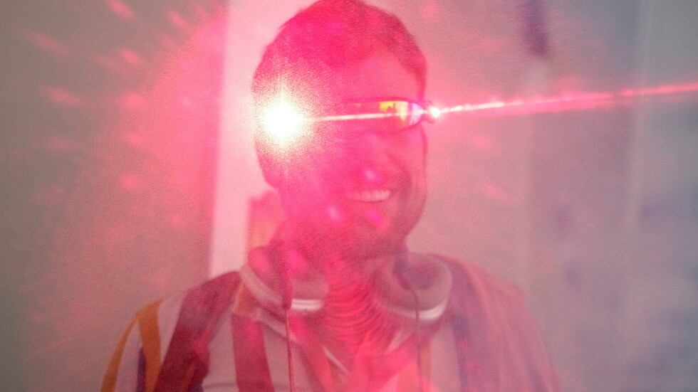 دراسة: وميض الضوء الأحمر يساعد في تحسين البصر