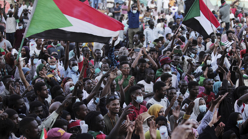 السودان.. حمدوك يوجه الشرطة بتأمين مظاهرات يوم غد وبدء إطلاق سراح المحتجين المعتقلين