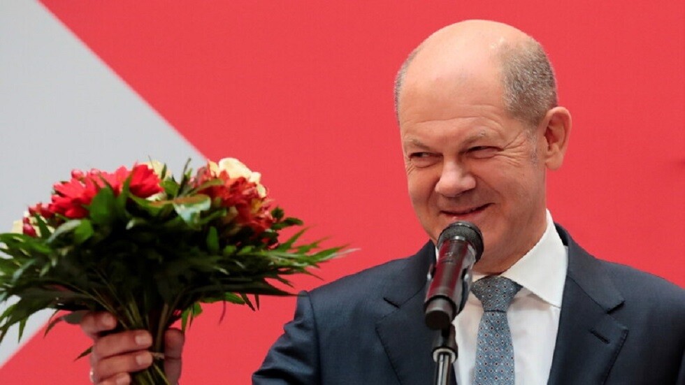 ألمانيا.. شولتز يفاجئ ميركل بهدية وداع