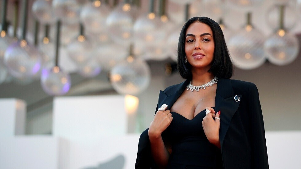 جورجينا تغازل رونالدو.. وتستعرض سيارتها الفارهة (صور)