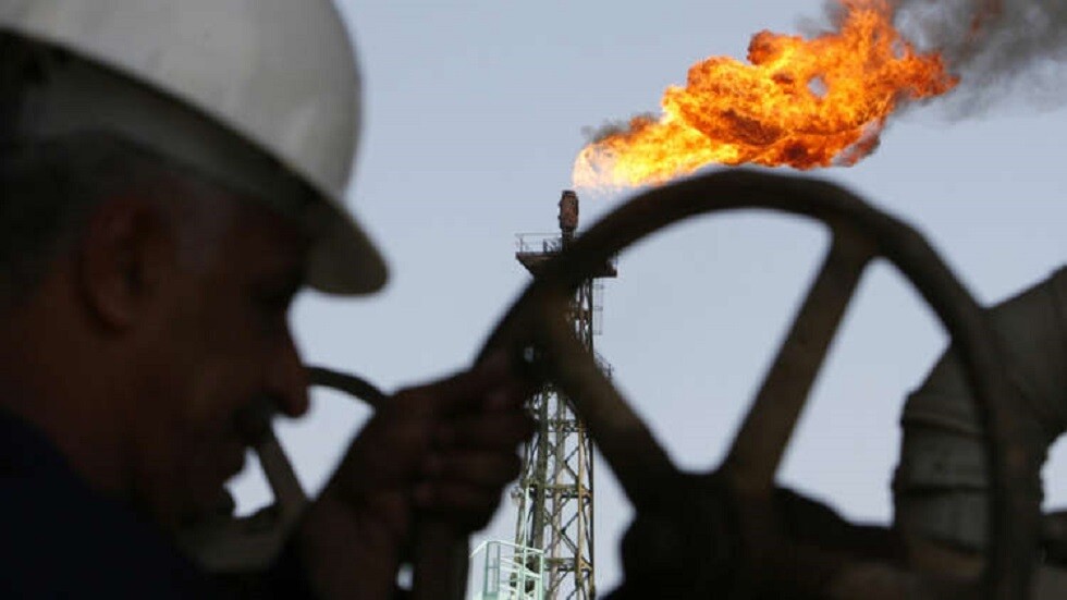 "بلومبرغ": لجنة بأوبك تتوقع تضخم فائض معروض النفط جراء السحب من الاحتياطيات