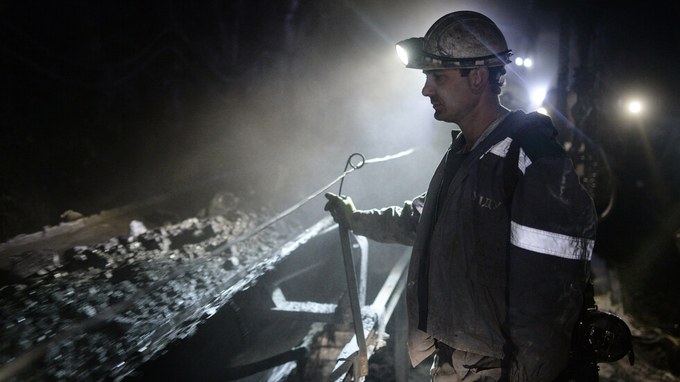 وفاة 11 شخصا وإصابة العشرات باندلاع حريق في منجم بسيبيريا