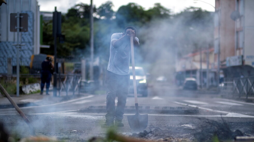 سلطات جزيرة مارتينيك الفرنسية تفرض حظر تجول بعد أعمال نهب ردا على إجراءات مكافحة كورونا