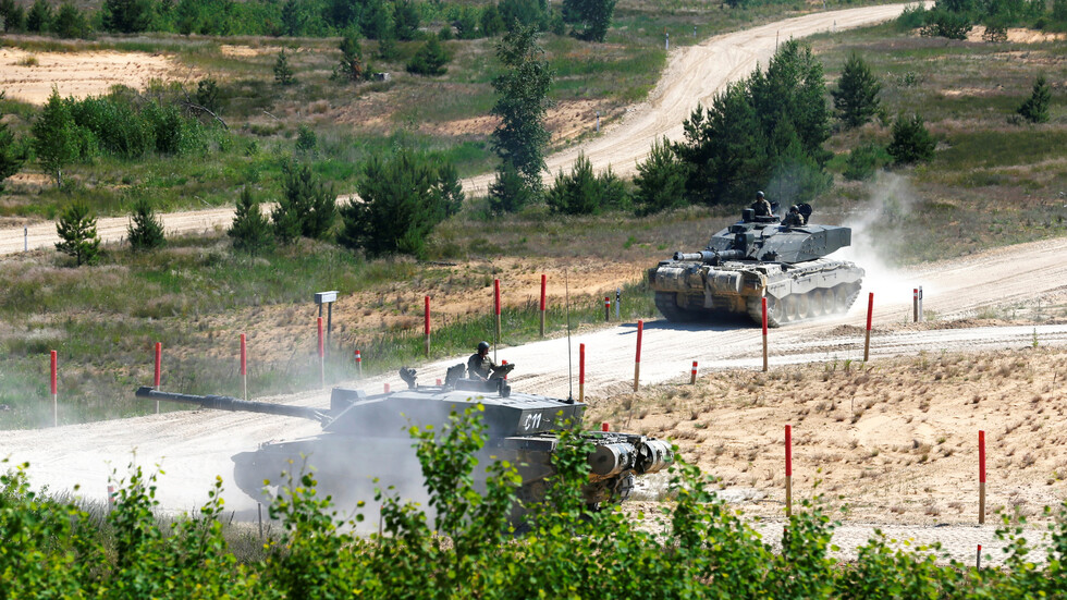 بريطانيا: سننقل المعدات العسكرية إلى ألمانيا لاستخدامها في "حال نشوب حرب مع روسيا"