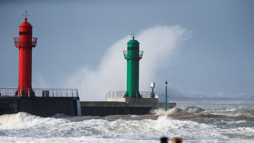 العاصفة "أروين" تقطع الكهرباء عن عشرات الآلاف من السكان في بريطانيا (فيديو)
