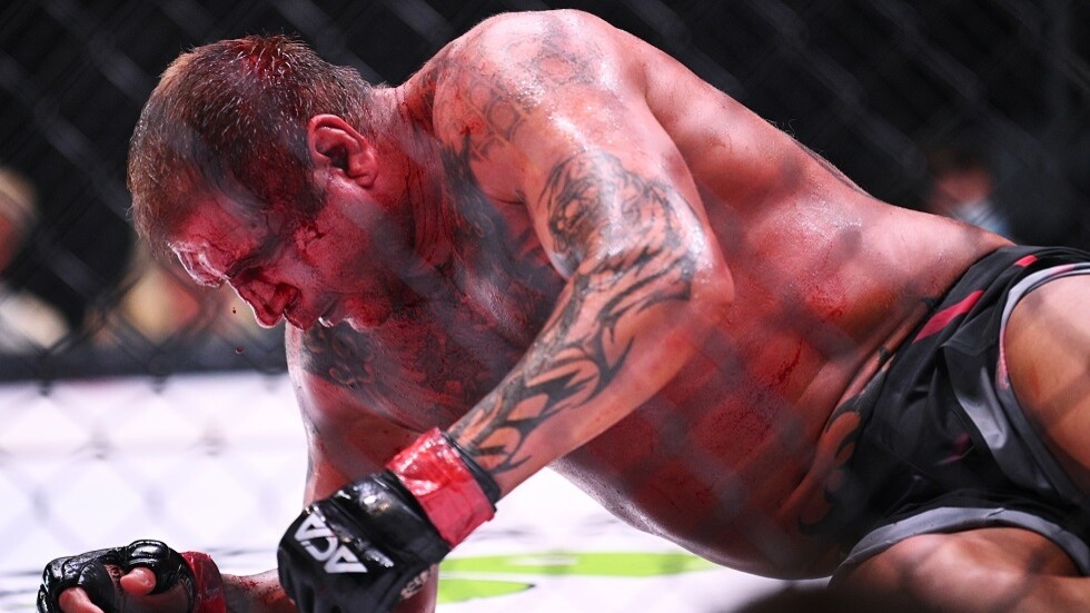 شاهد.. المقاتل البرازيلي سانتوس يخنق الشقيق الأصغر "للإمبراطور الروسي الأخير"