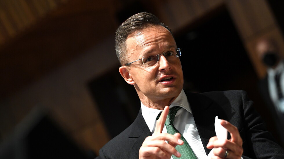 وزير الخارجية الهنغاري يتهم الغرب بالنفاق في موقفه من روسيا