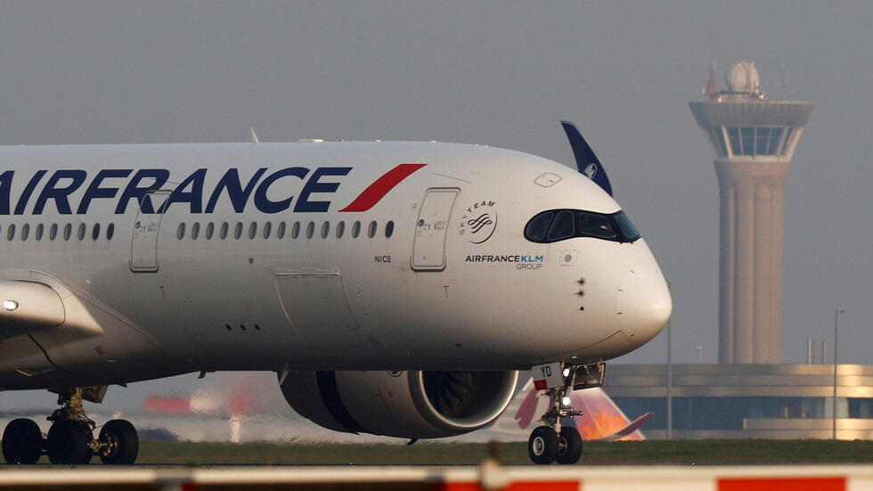 فرنسا تمدد تعليق الرحلات مع 7 دول إفريقية بسبب انتشار متحور كورونا "أوميكرون"