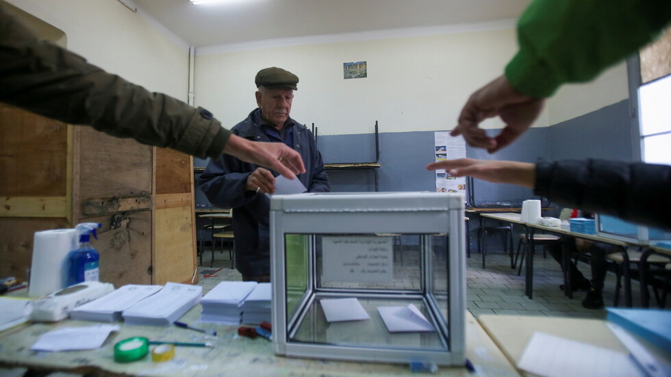 نسبة المشاركة في انتخابات المجالس البلدية الجزائرية تجاوزت 35%