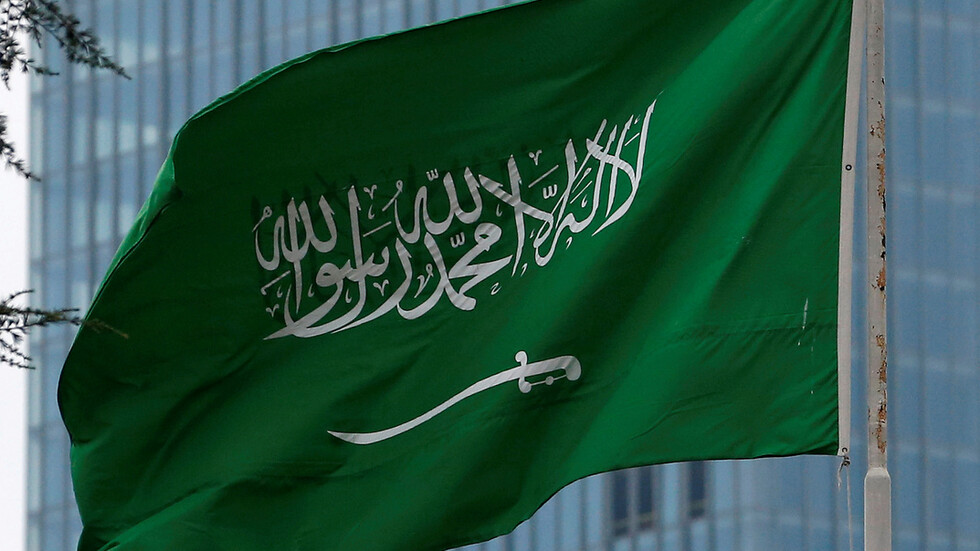 وثيقة سعودية نادرة تعود لقبل 63 عاما تضم عددا من الأطعمة الملكية (صورة)