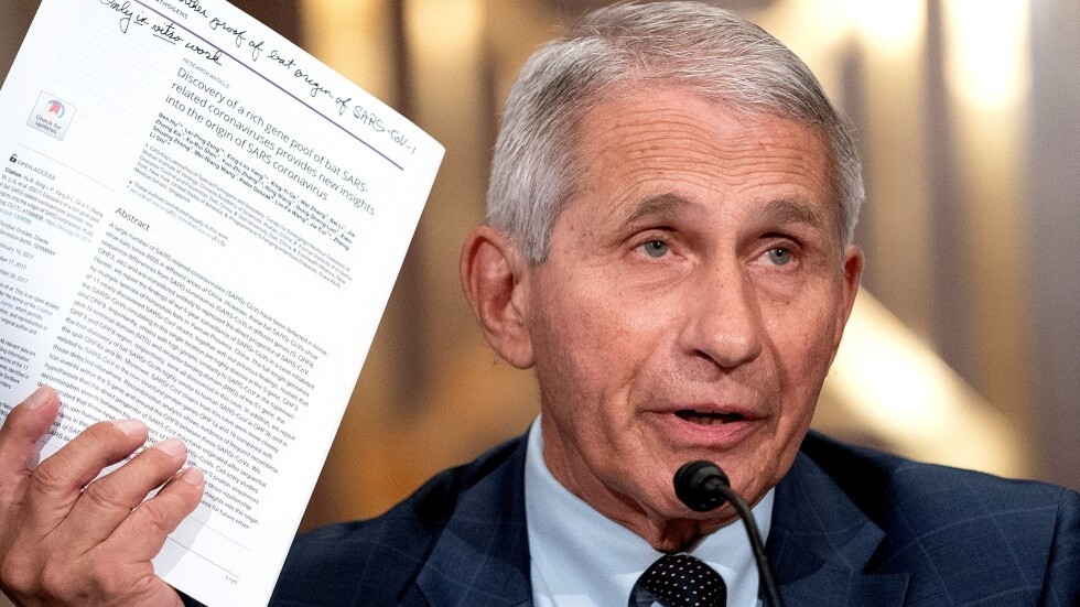 فاوتشي: متحور أوميكرون يعطي إشارات واضحة إلى أنه يمكن أن ينتشر بسرعة