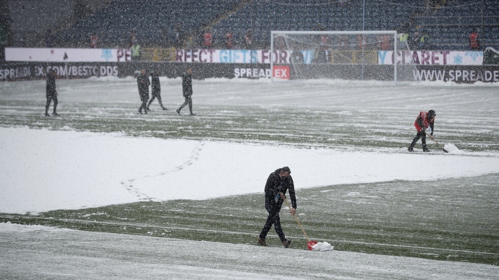 شاهد.. تراكم الثلوج يتسبب في تأجيل مباراة بيرنلي وتوتنهام