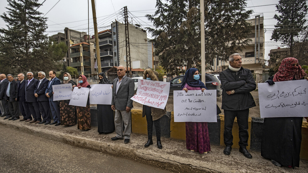 احتجاج على تجنيد قاصرات في قوات كردية بمدينة القامشلي السورية