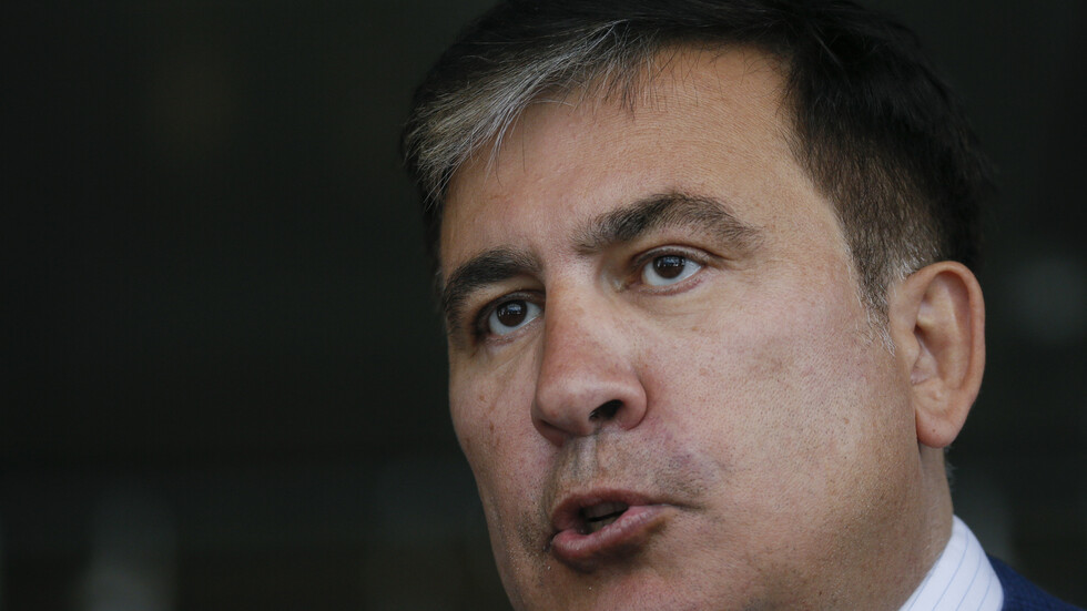 جورجيا.. نقل ساكاشفيلي من المستشفى العسكري لمحكمة تبليسي للمحاكمة (صورة+فيديو)