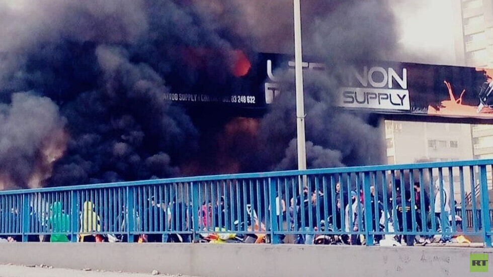 لبنان..احتجاجات وقطع طرقات من الشمال إلى الجنوب احتجاجا على ارتفاع الأسعار (صور + فيديو)