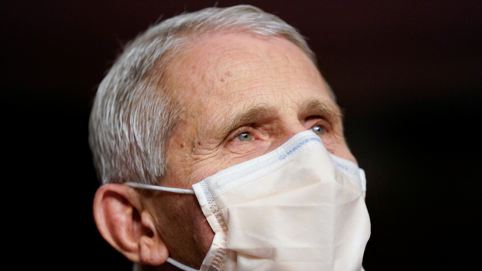 فاوتشي يدعو الولايات المتحدة للاستعداد لوصول متحور "أوميكرون"