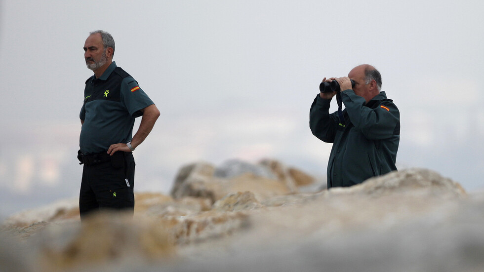 بسبب مزرعة أسماك مغربية.. زورق تابع للبحرية الإسبانية ينفذ مهمة مراقبة في مياه جزر شفارين