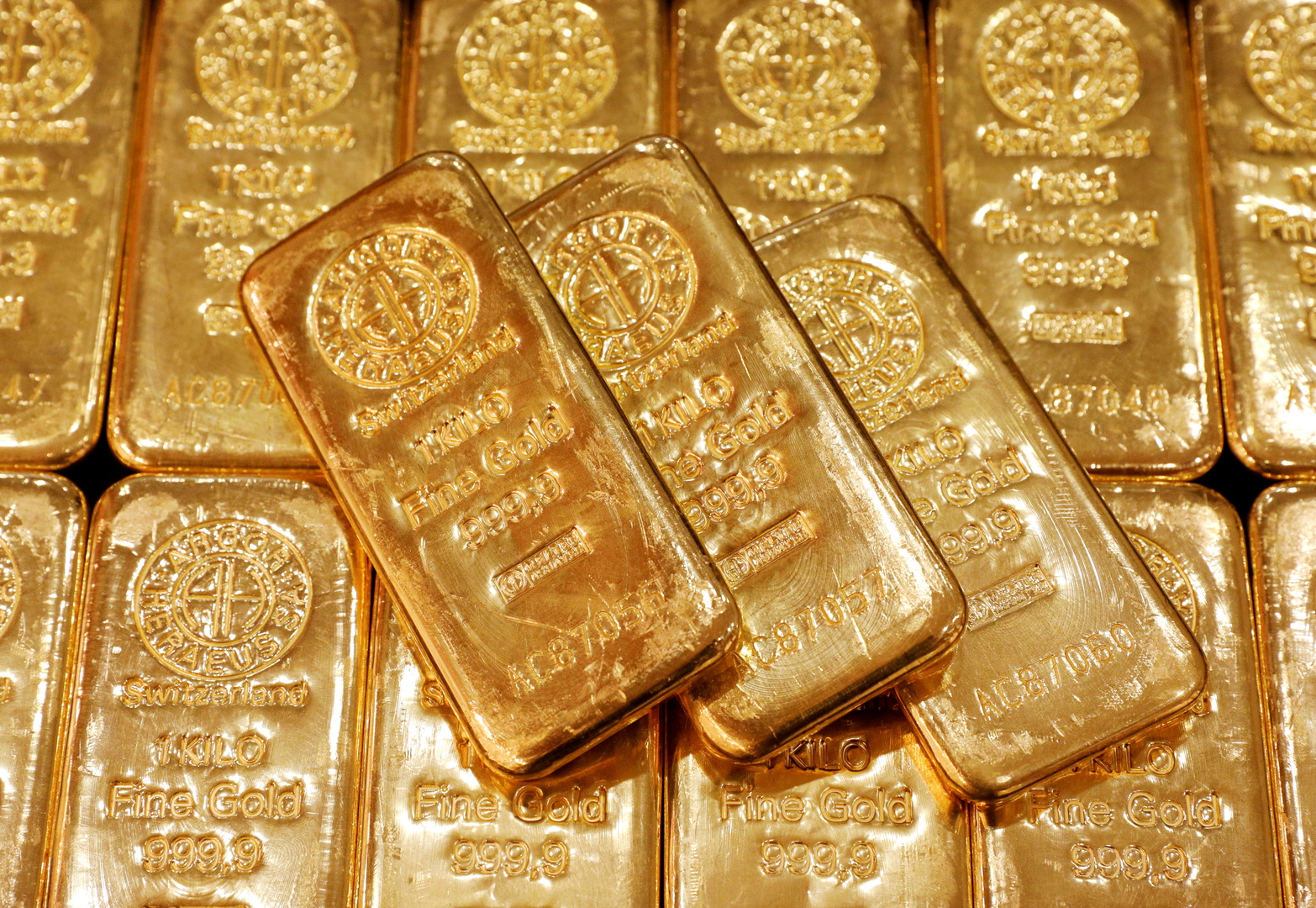 الذهب يرتفع مع تراجع الدولار وترقب المستثمرين لاجتماع المركزي الأمريكي