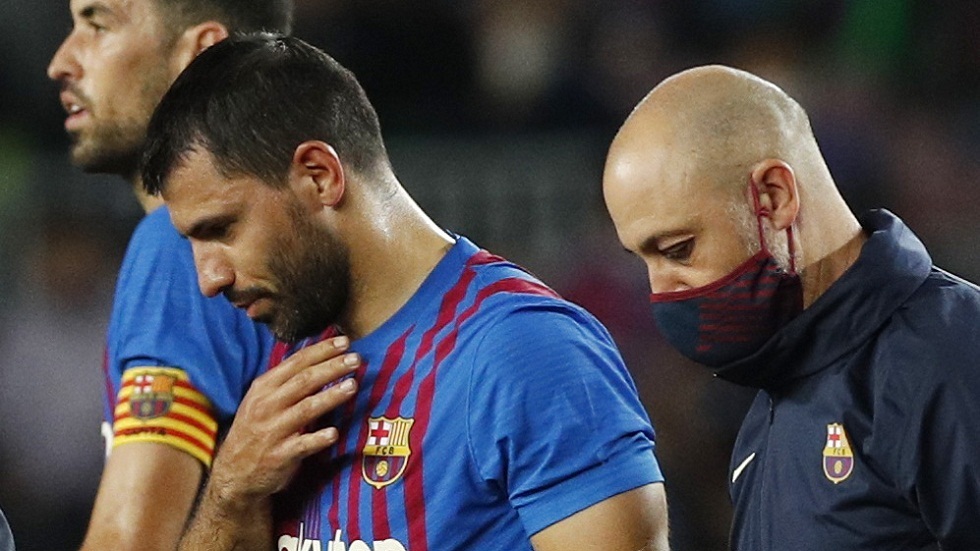 برشلونة يعلن غياب نجمه أغويرو عن الملاعب لثلاثة أشهر على الأقل