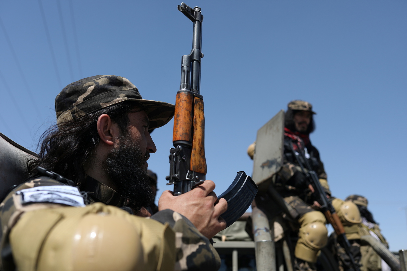 مقاتلو طالبان بحلة جديدة على غير المألوف (صور)