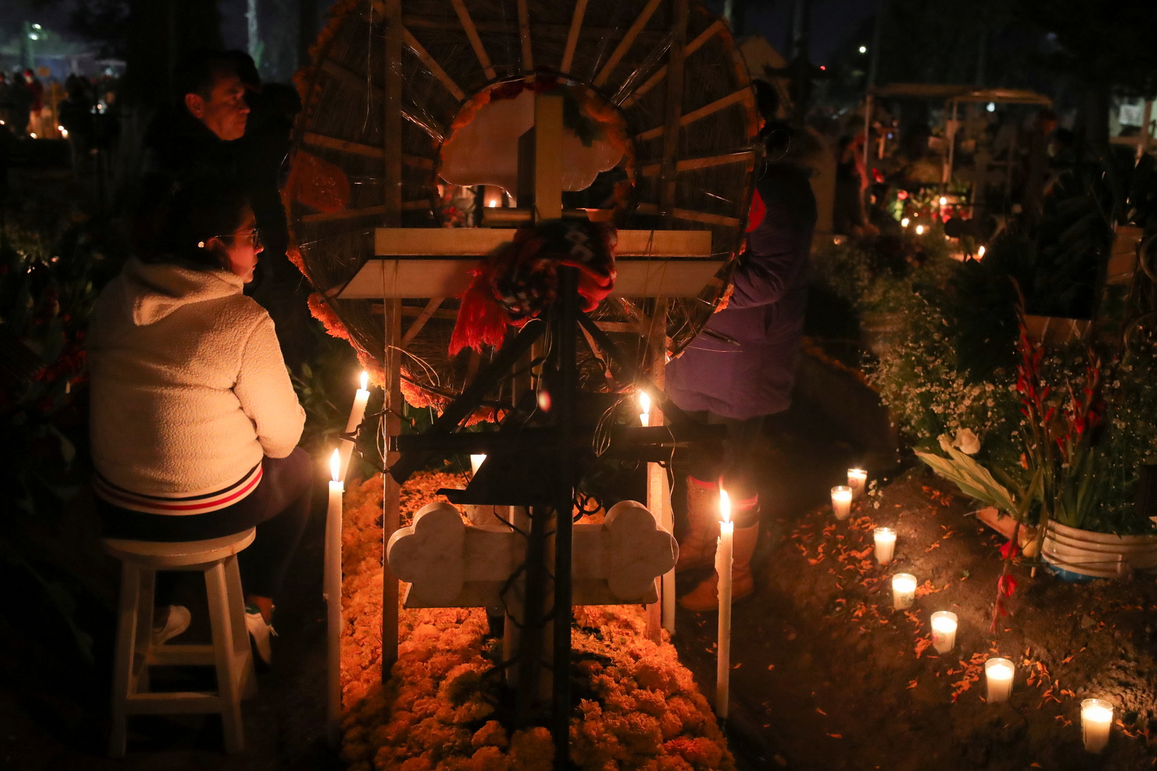 هدايا وقرابين لمن فارقوا الحياة.. المكسيكيون يحتفلون بعيد موتاهم (صور)
