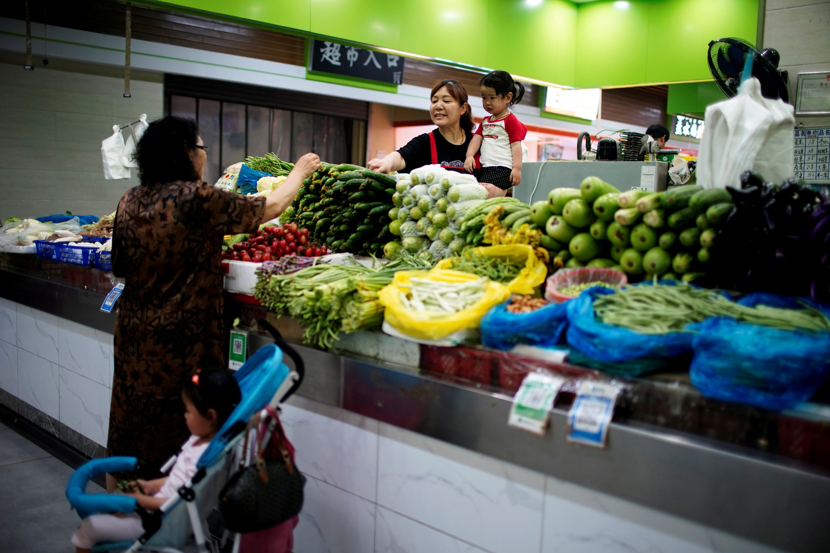 الصين تدعو مواطنيها إلى تخزين مواد غذائية استعدادا لحالة طوارئ لم تحددها