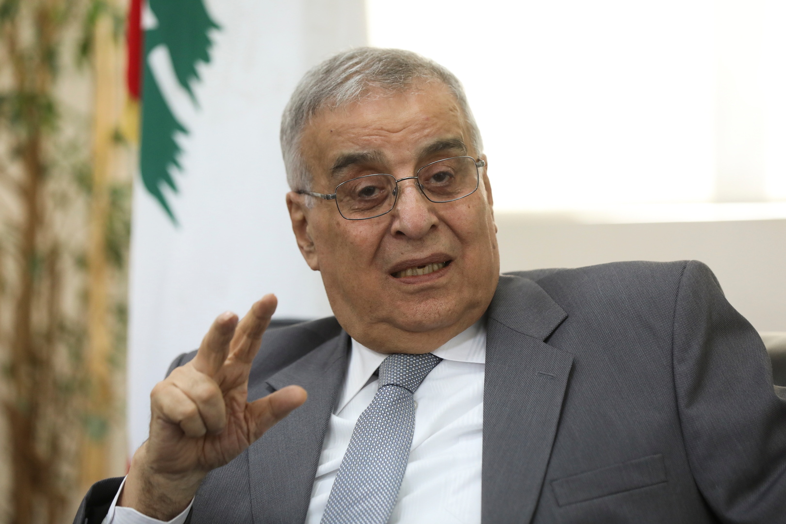 وزير الخارجية اللبناني: الحكومة غير قادرة على تحجيم دور حزب الله