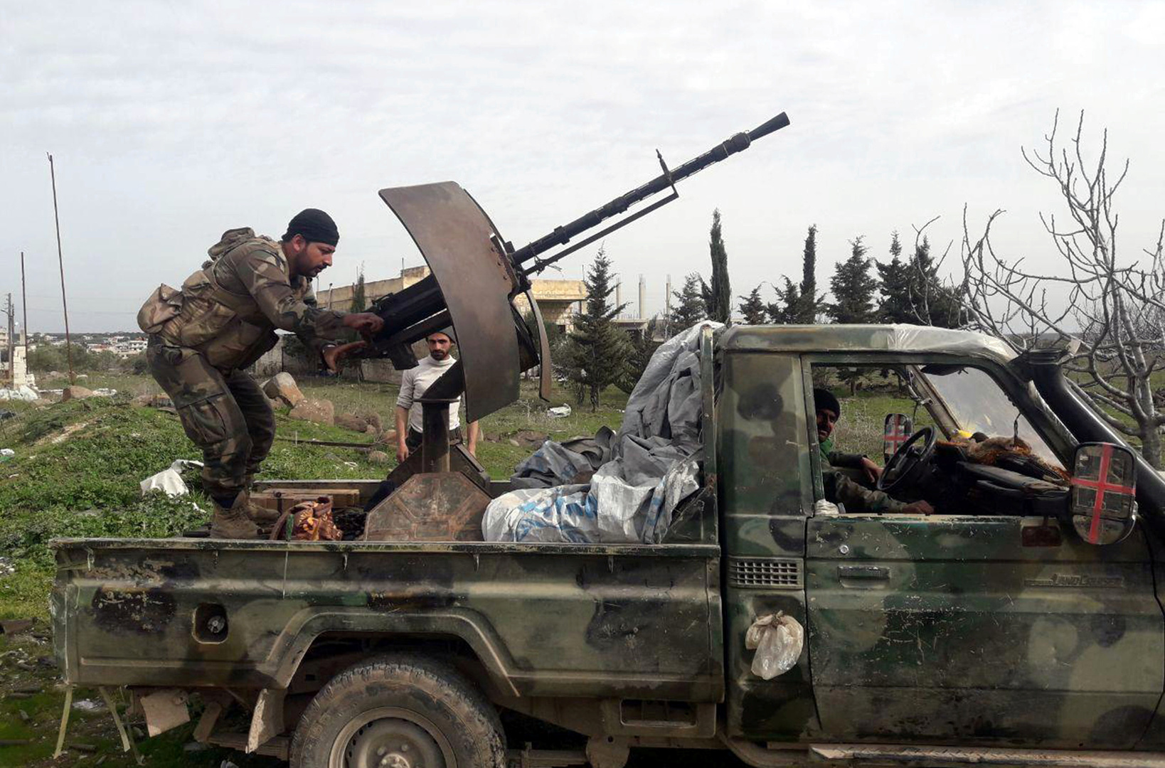 مركز المصالحة الروسي: إصابة 3 جنود سوريين في إطلاق نار من قبل مسلحين