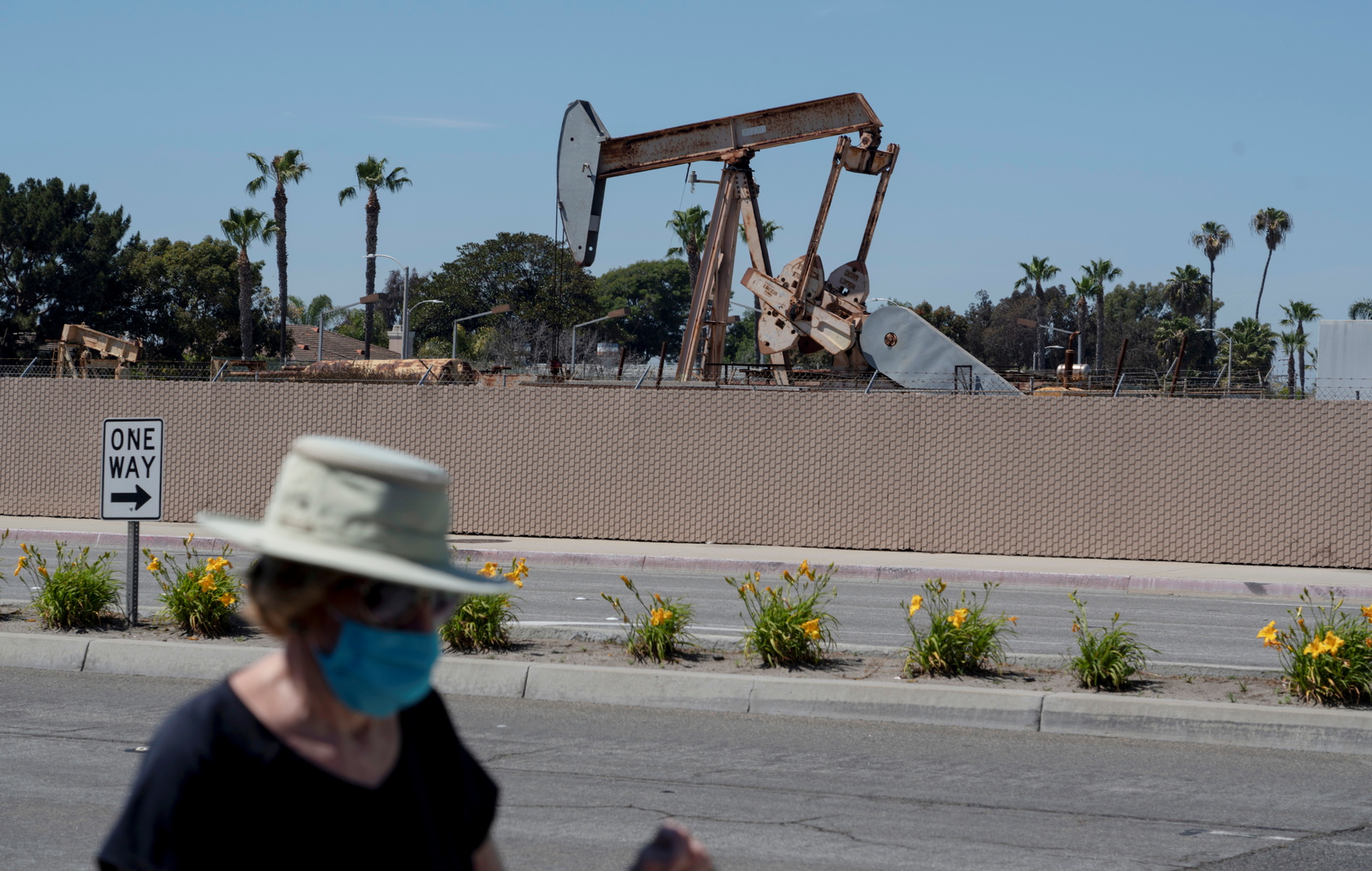 النفط ينخفض بعد زيادة كبيرة في مخزونات الخام الأمريكية