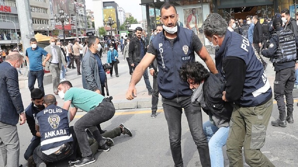 تركيا.. اعتقال 17 شخصا بعد احتجاج على وجود أفراد من البحرية الأمريكية في اسطنبول