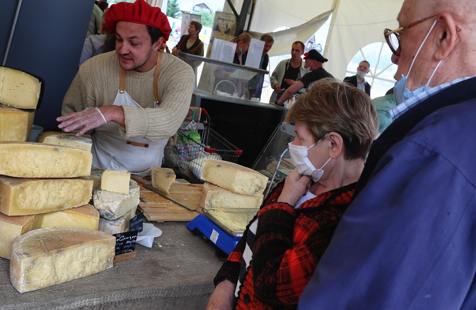 مختصة بالتغذية تكشف عن مخاطر وفوائد الجبنة