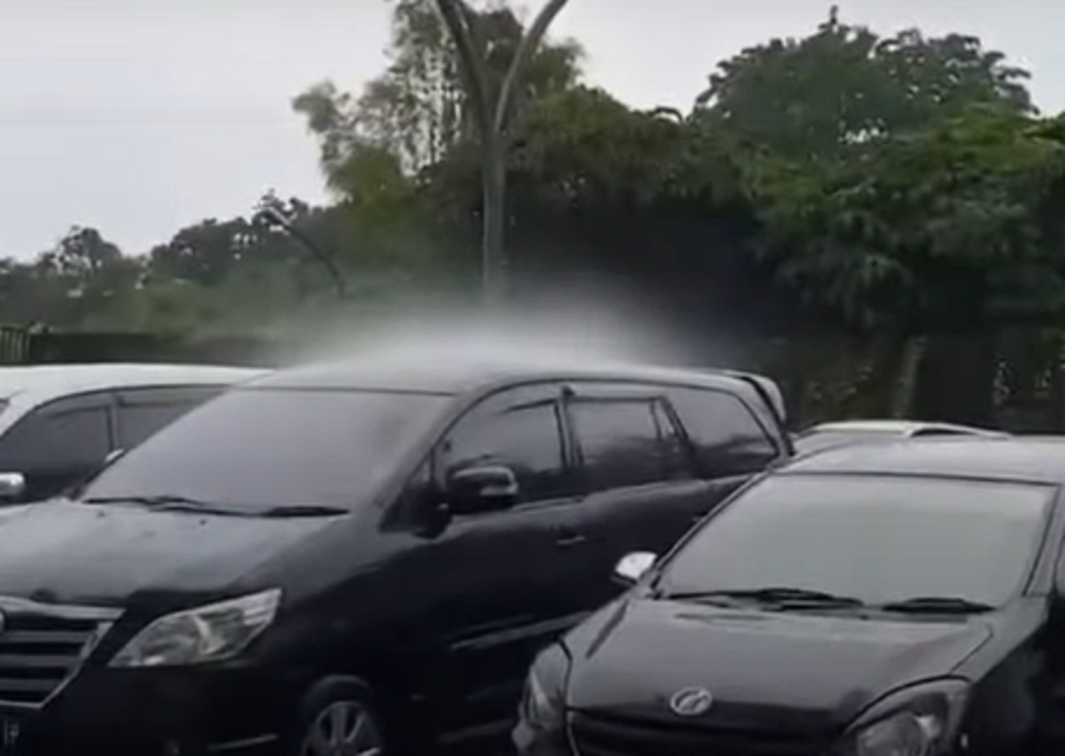 بالفيديو.. أمطار تنهمر على سيارة واحدة دون عشرات السيارات الملاصقة لها