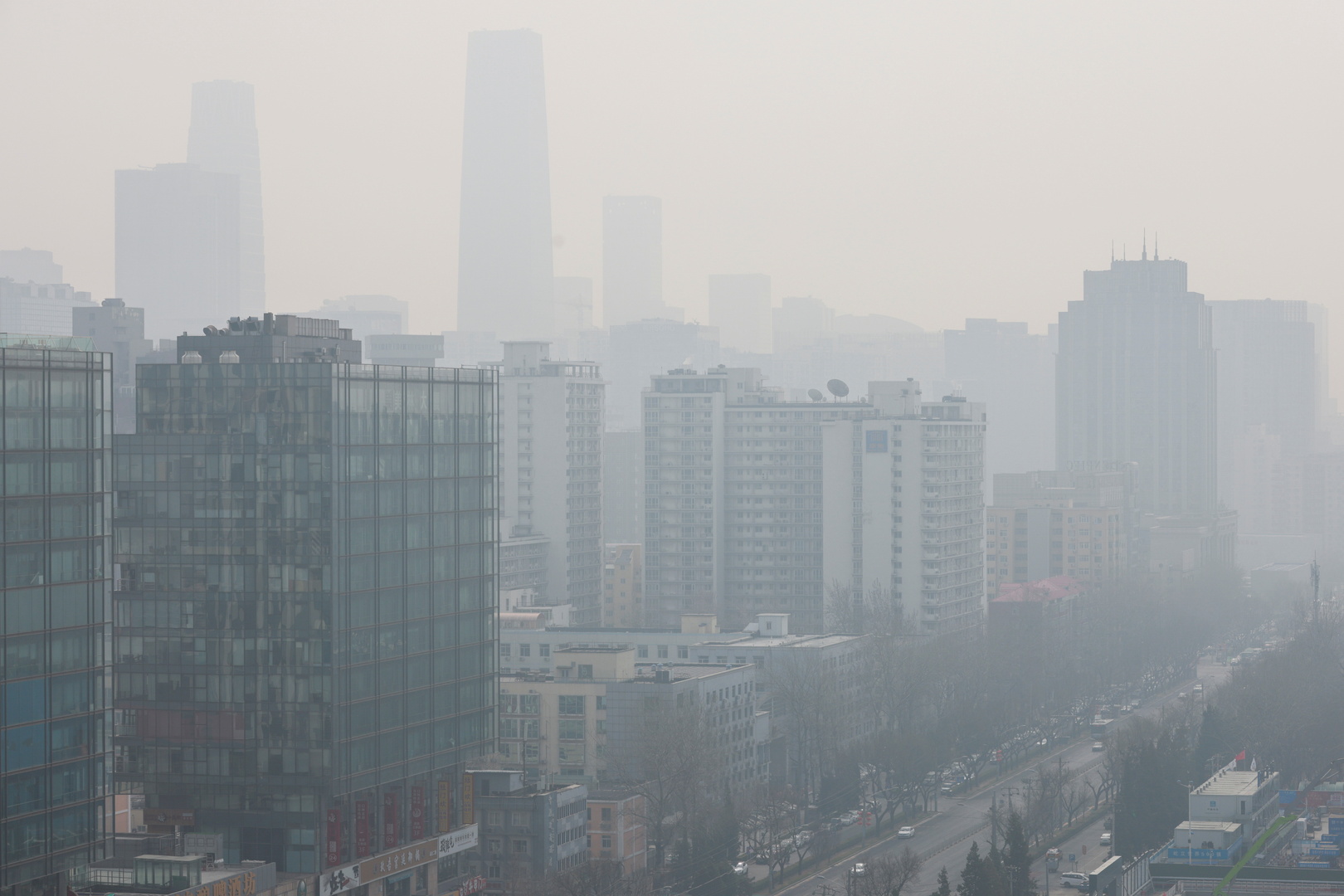 إغلاق الطرق السريعة والملاعب في بكين بسبب الضباب الكثيف الناتج عن التلوث