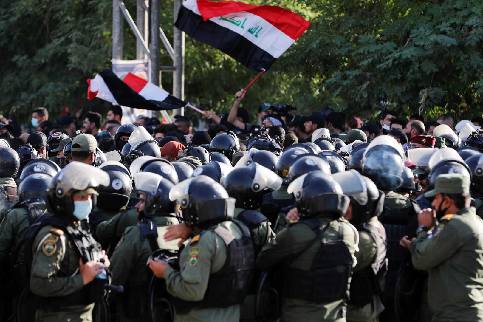 احتجاجات العراق.. الكاظمي يدعو لتحقيق وساسة البلاد إلى التهدئة