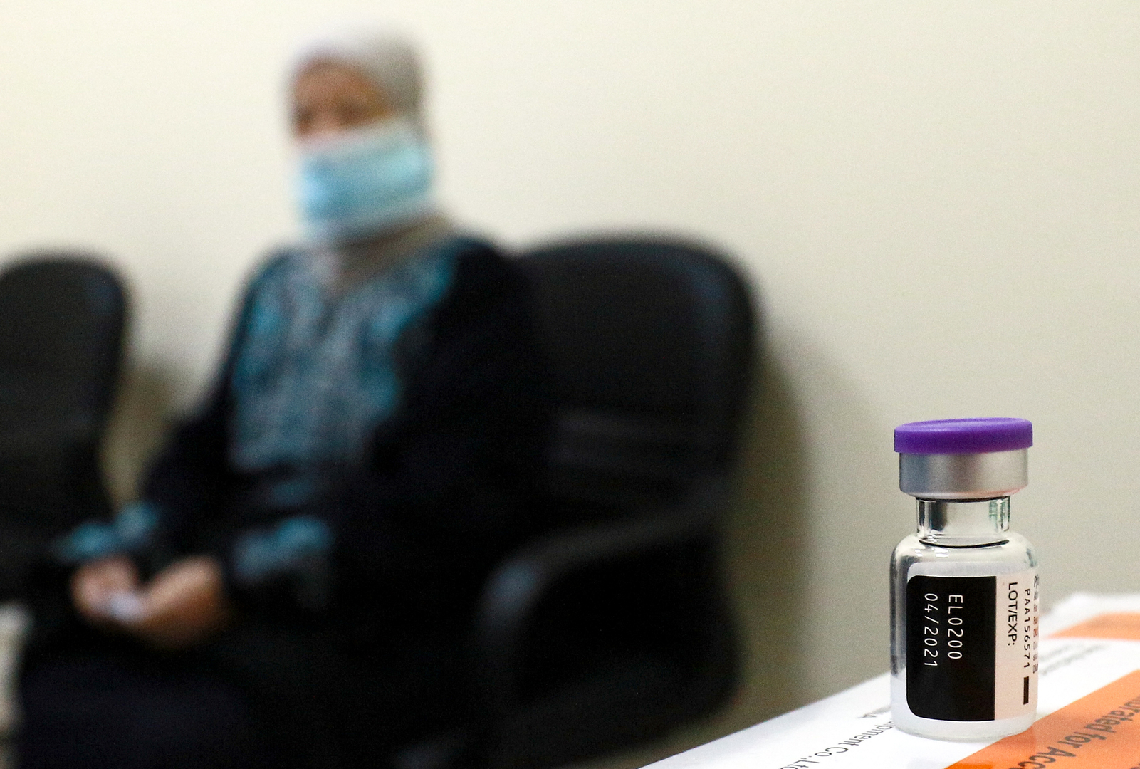 على خلفية تعطل نظام تطعيم كورونا بمدينة الحسين للشباب.. وزير سابق: 
