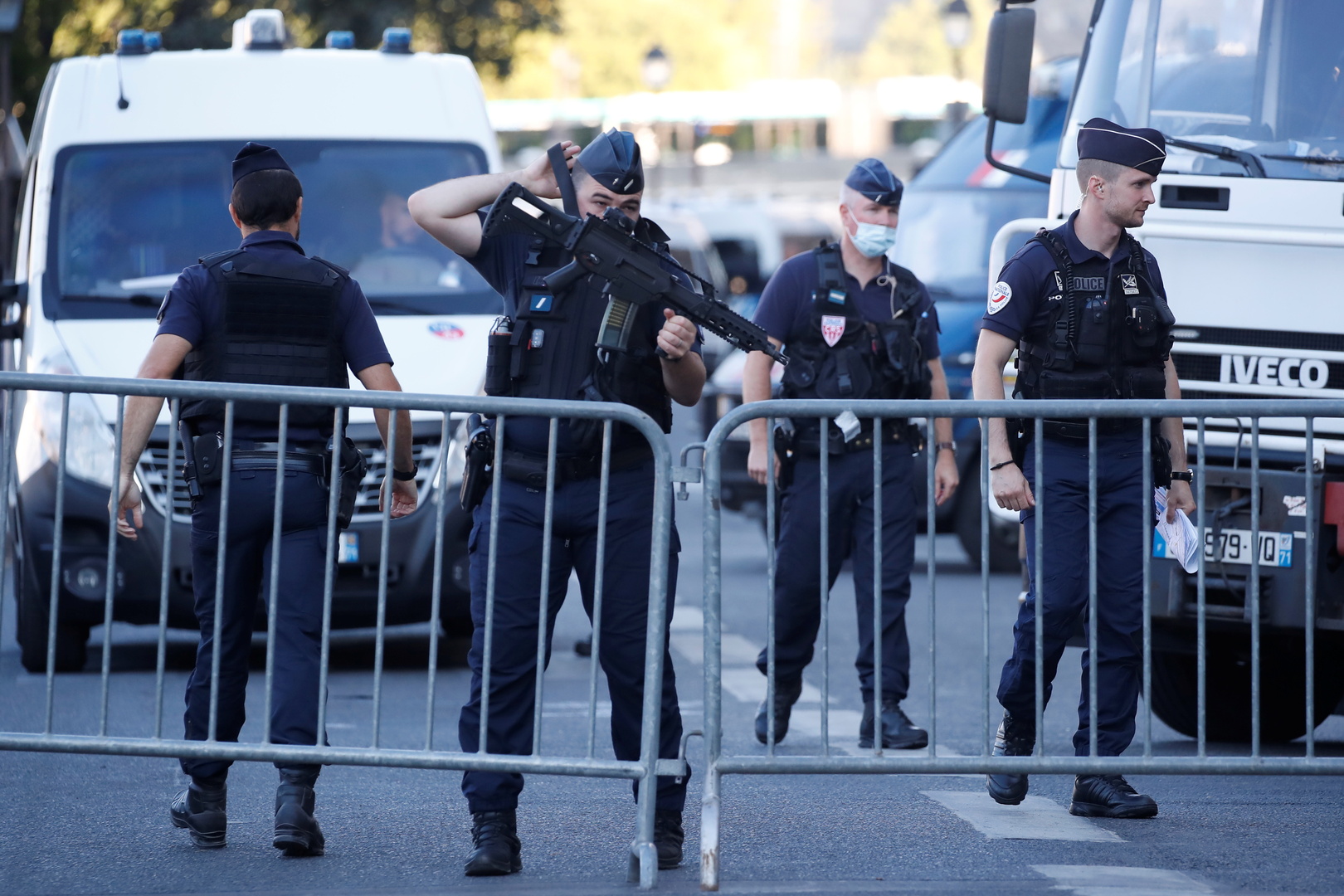 وسائل إعلام فرنسية: المتهم بتنفيذ هجوم بسكين على شرطي في مدينة كان جزائري