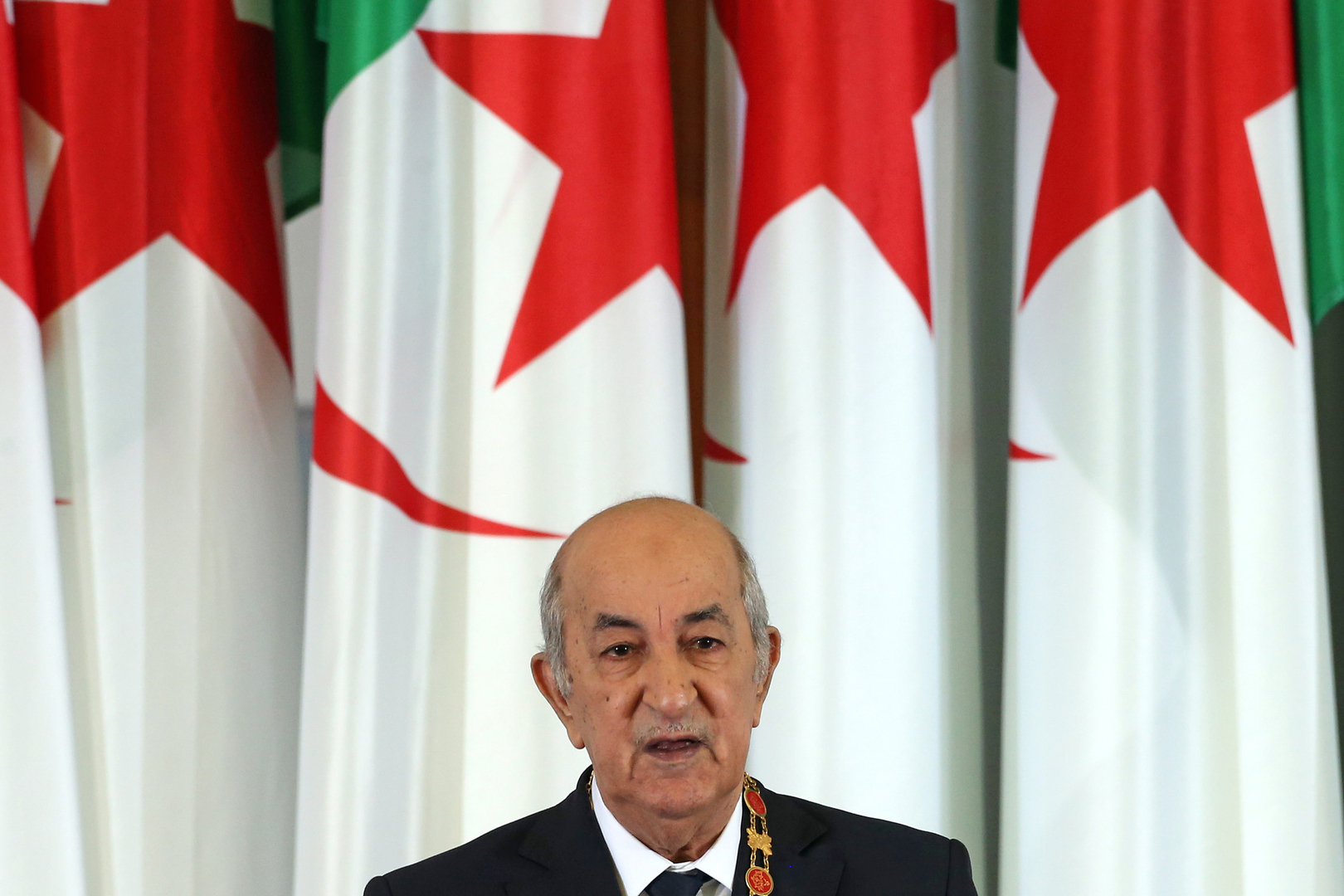 تبون: حرب الجيل الرابع تستهدف الجزائر والمنطقة