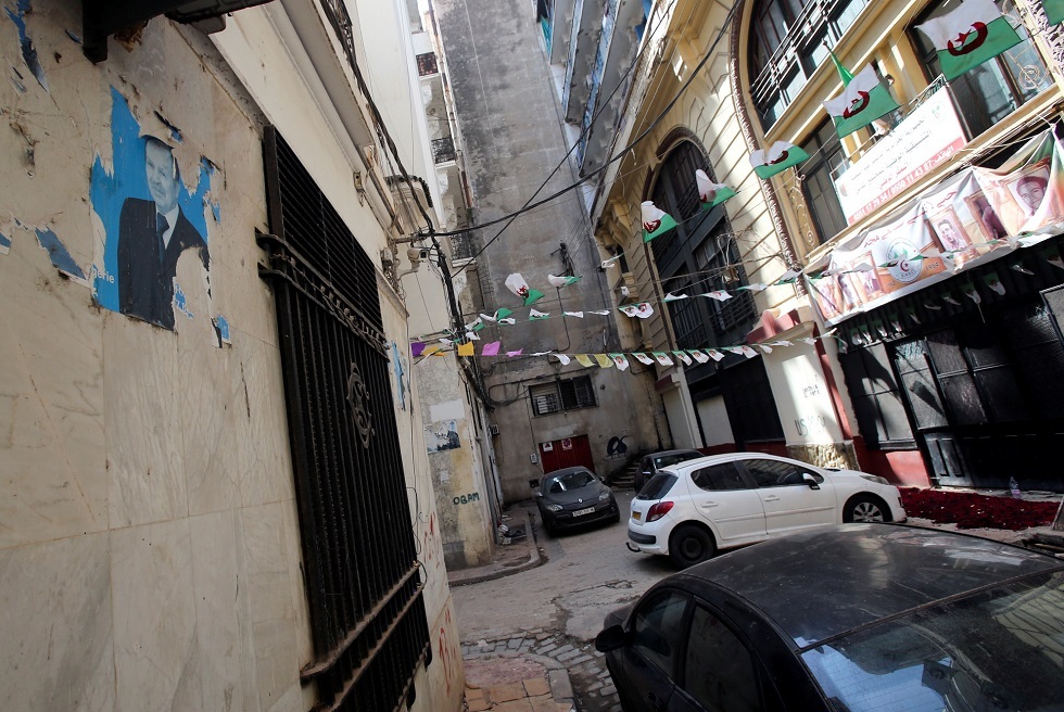 صحيفة جزائرية: انتشال طفل من تحت أنقاض منزل انهار في العاصمة (فيديو)