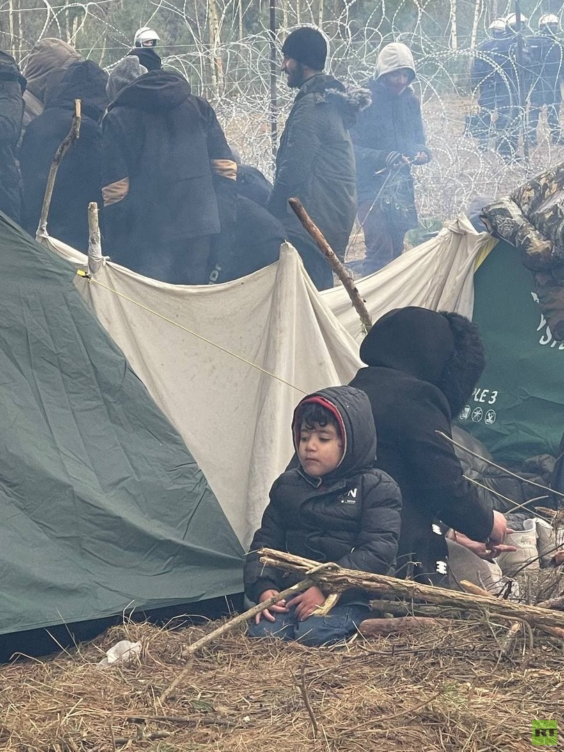 كاميرا RT ترصد أوضاع اللاجئين العالقين عند حدود بيلاروس وبولندا