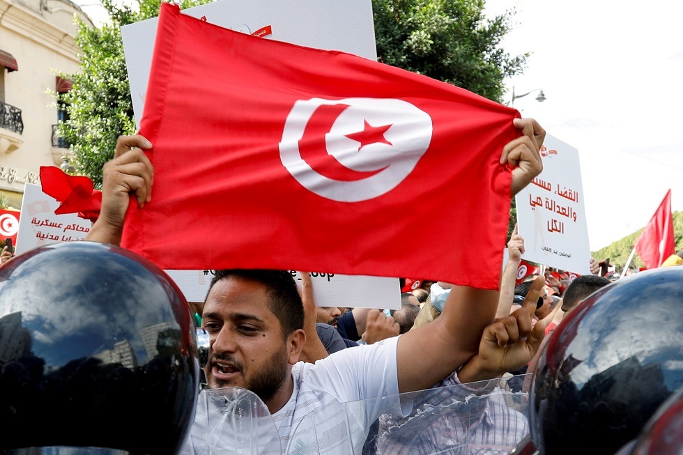 تونس.. وقفة احتجاجية وسط العاصمة رفضا للاعتداءات الأمنية على أهالي عقارب (فيديو)