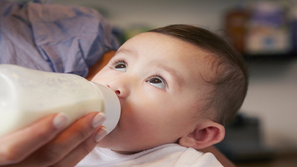 دراسة: الحليب الاصطناعي المعزز لن يزيد ذكاء طفلك!