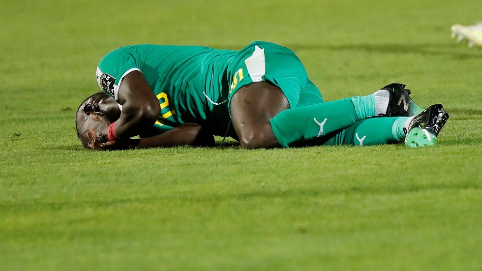 أول تعليق لمدرب السنغال على أنباء تعرض ماني لإصابة خطيرة