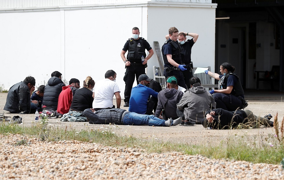 فرنسا تدعو بريطانيا إلى اتخاذ قرارات بشأن المهاجرين بشمال فرنسا الساعين للتوجه إلى بريطانيا