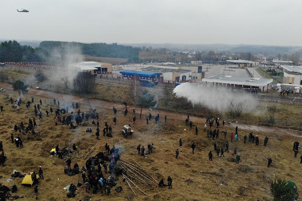 حرس الحدود البولندي يستخدم الغاز وخراطيم المياه لتفريق المهاجرين المحتشدين عند المعبر مع بيلاروس