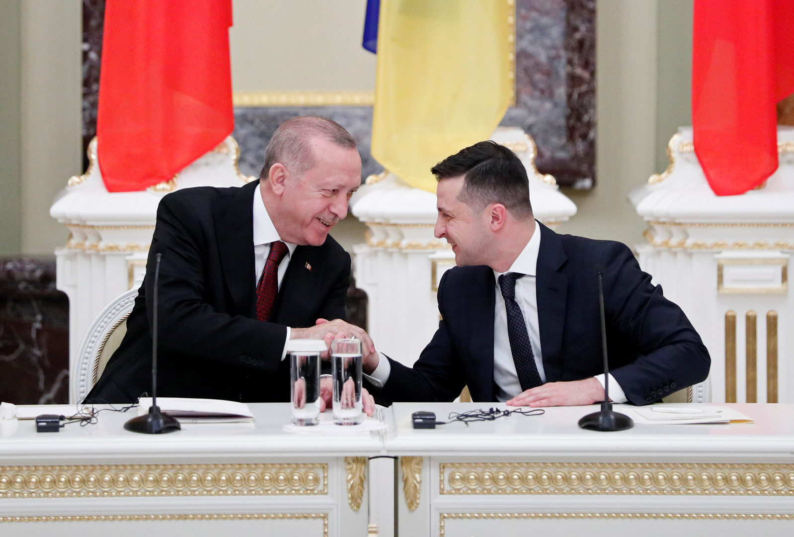 أردوغان وزيلينسكي يجريان اتصالا هاتفيا