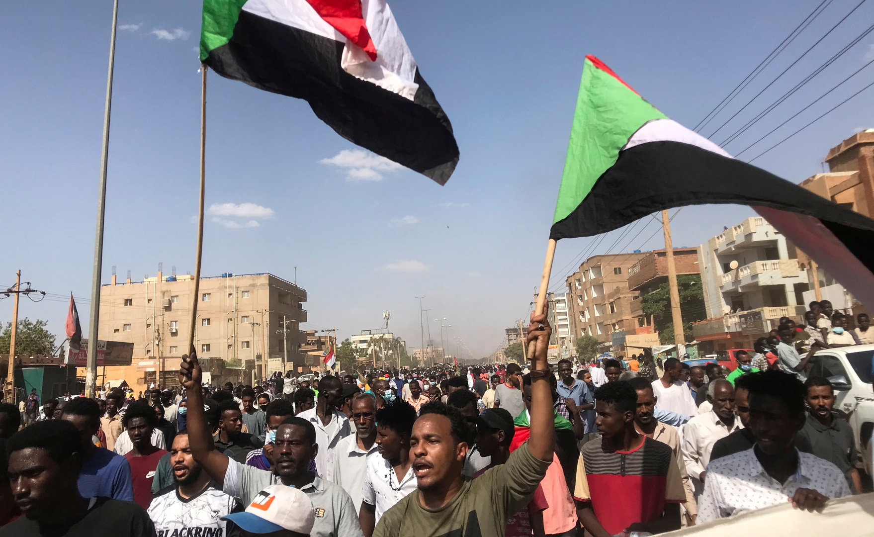 السودان.. استخدام الغاز المسيل للدموع ضد المتظاهرين والسلطات تقطع الاتصالات الهاتفية