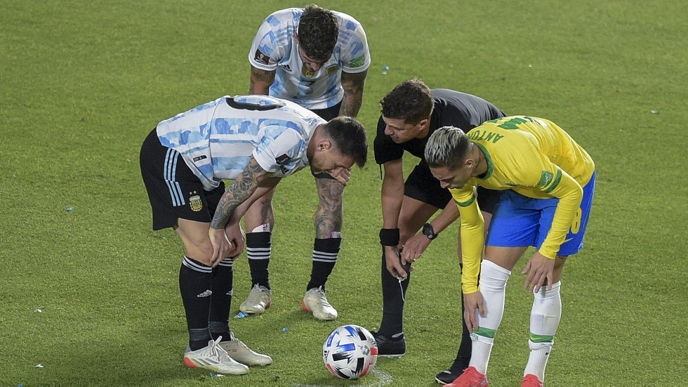 إيقاف حكم مباراة الأرجنتين والبرازيل في تصفيات مونديال قطر
