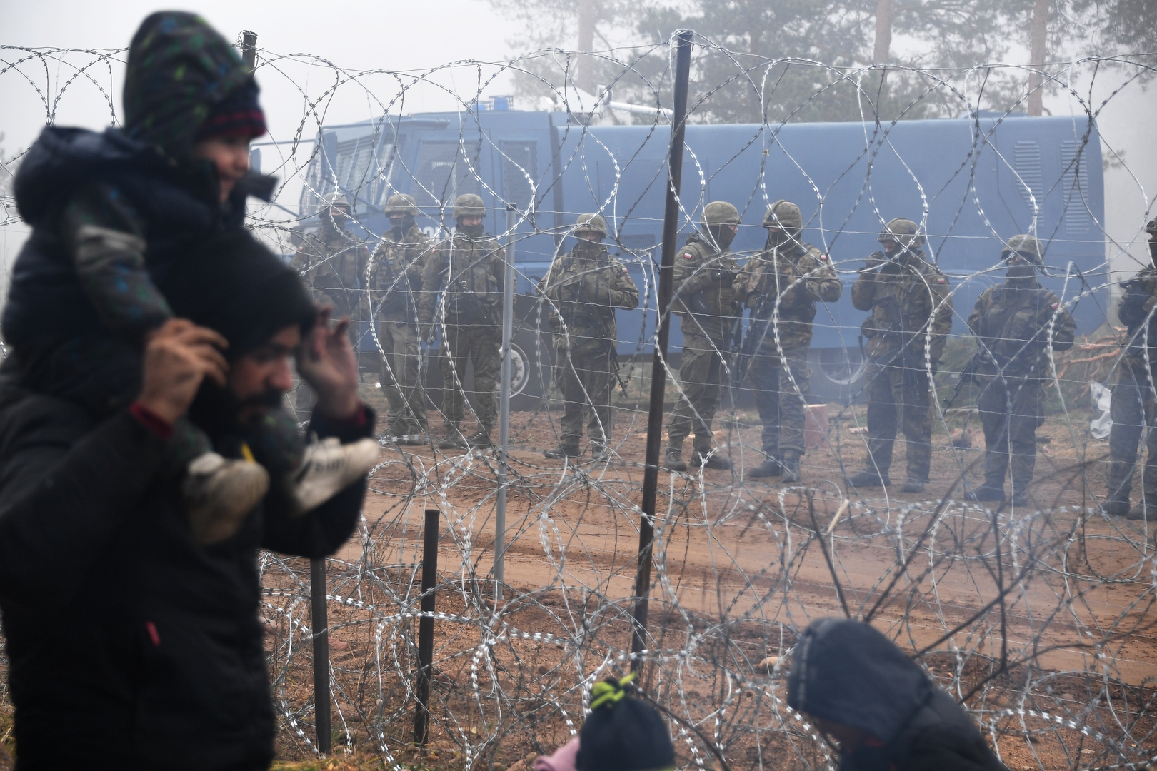 بولندا تعلن احتجاز 100 مهاجر حاولوا التسلل إلى أراضيها من بيلاروس