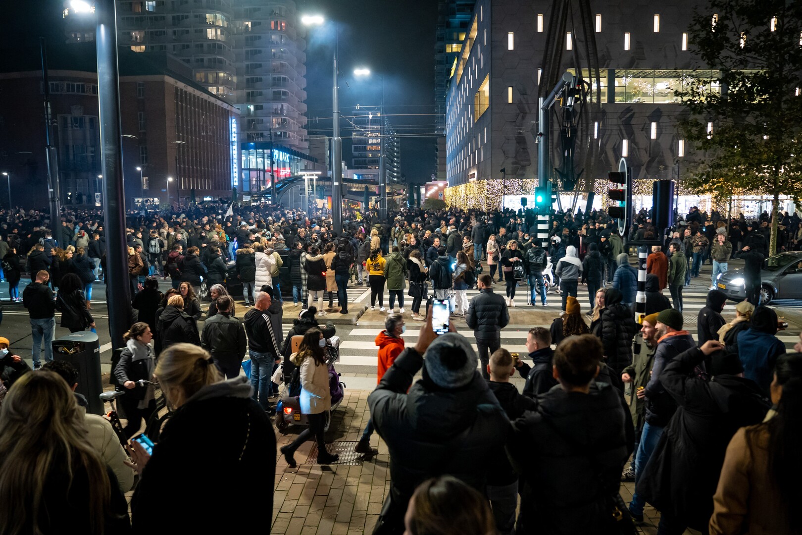 هولندا.. وقوع إصابات بمواجهات عنيفة بين الشرطة والمحتجين على قيود كورونا